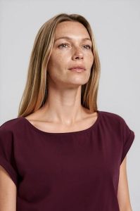 Gładki t-shirt burgundowy. Czerwone t-shirty MOODO, l, bez wzorów, z bawełny, bez kołnierzyka, bez ramiączek. Za 39,99 zł.