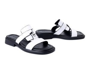 BOCCATO 149.3868 77 T SYH biały, klapki damskie. Białe klapki Boccato, bez wzorów, ze skóry, bez obcasa, na obcasie. Za 242,17 zł.