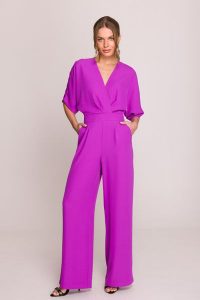 Elegancki kombinezon damski z kopertowym dekoltem fioletowy. Fioletowe kombinezony Stylove, l, bez wzorów, z tkaniny, eleganckie, bez kołnierzyka, bez ramiączek, krótkie. Za 489,00 zł.