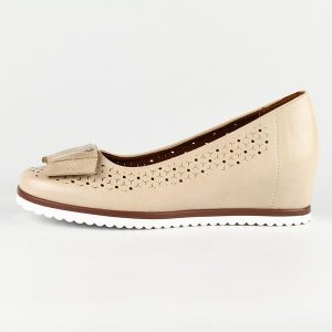 Beżowe ażurowe czółenka damskie na koturnie M.Daszyński Sa199-6. Brązowe czółenka M.Daszyński, w ażurowe wzory, ze skóry, z okrągłym noskiem, bez obcasa, na koturnie, bez zapięcia. Za 169,00 zł.