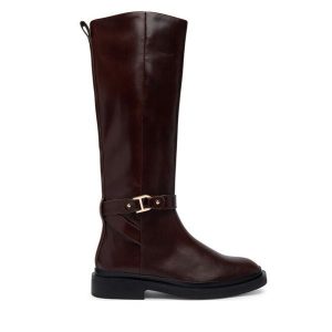 Kozaki Clarks. Brązowe kozaki Clarks, bez wzorów, bez obcasa, na płaskiej podeszwie, bez zapięcia. Za 779,99 zł.