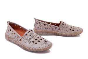 MANITU 840073-08 beige, półbuty letnie damskie. Brązowe półbuty Manitu, na lato, w ażurowe wzory, ze skóry, bez obcasa, bez zapięcia. Za 271,92 zł.