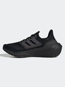 Adidas Buty "Ulrtaboost Light" w kolorze czarnym do biegania rozmiar: 39. Czarne buty sportowe ADIDAS, bez wzorów, bez zapięcia, do biegania. Za 377,74 zł.