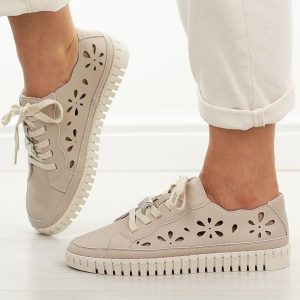 Beżowe ażurowe skórzane półbuty damskie Cambell 19432. Brązowe półbuty Cambell, na jesień, w ażurowe wzory, z jeansu, bez obcasa, na płaskiej podeszwie, bez zapięcia. Za 219,00 zł.