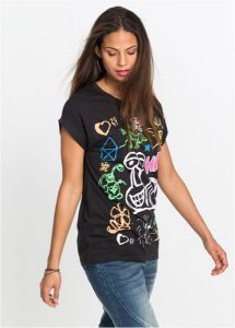 T-shirt z nadrukiem. Czarne t-shirty bonprix, bez wzorów, bez kołnierzyka, bez ramiączek. Za 52,99 zł.