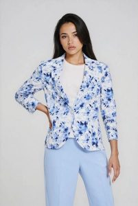 Marynarka w kwiaty błękitna. Niebieskie marynarki i żakiety MOODO, bez wzorów, z elastanu. Za 199,99 zł.