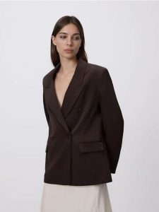 Marynarka z domieszką wełny - ciemnobrązowy. Brązowe marynarki i żakiety Reserved, l, bez wzorów, z lyocellu. Za 279,99 zł.