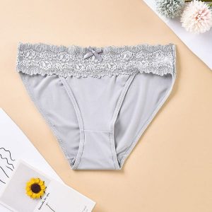 Figi koronkowe z elastycznego materiału Santoshi. Brązowe figi Intica, bez wzorów, z koronki. W wyprzedaży za 69,00 zł.