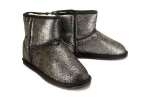 EMU AUSTRALIA T12358 WALLABY MINI METALLIC TEENS black, botki damskie. Czarne botki EMU Australia, na zimę, bez wzorów, ze skóry, bez obcasa, bez zapięcia. Za 399,90 zł.