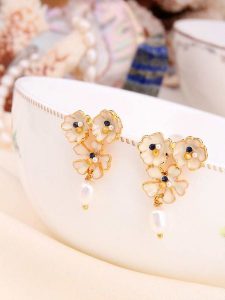 L'Atelier de Gaia Pozłacane kolczyki-wkrętki z perłami i cyrkoniami rozmiar: onesize. Białe kolczyki L'Atelier de Gaia, z cyrkonią, pozłacane. Za 56,99 zł.