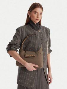 DKNY Torebka R523KL20 Beżowy. Brązowe torebki klasyczne DKNY, bez wzorów, ze skóry, bez dodatków. Za 588,99 zł.