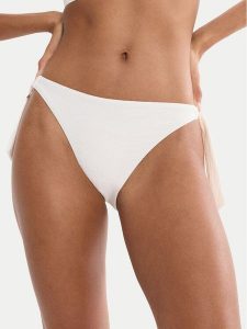 Triumph Dół od bikini Summer Dune Tai 10226481 Kremowy. Białe bikini Triumph, bez wzorów, z syntetyku. Za 119,99 zł.