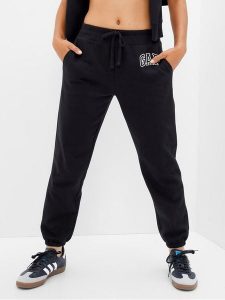 Gap Spodnie dresowe 463492-04 Czarny Regular Fit. Czarne spodnie dresowe GAP, xl, bez wzorów, z bawełny. Za 169,99 zł.