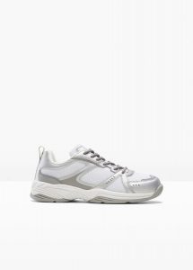 Sneakersy w stylu retro. Białe buty sportowe bonprix, bez wzorów, bez zapięcia. Za 114,99 zł.