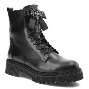 Czarne Botki Karino Modne Buty Na Jesień. Czarne botki Karino, na jesień, bez wzorów, ze skóry, bez obcasa, bez zapięcia. Za 429,00 zł.