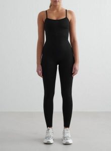Damskie body bezszwowe, modelujące Shape czarne. Czarne kombinezony AIM'N, s, bez wzorów, z dzianiny, bez kołnierzyka, bez ramiączek. Za 381,00 zł.
