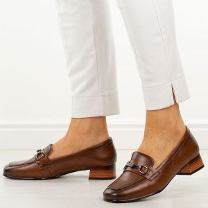 Brązowe skórzane półbuty damskie na obcasie Vinceza 39978. Brązowe czółenka VINCEZA, na jesień, z aplikacjami, z jeansu, bez obcasa, na obcasie, bez zapięcia. Za 219,00 zł.