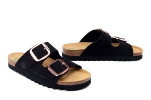 DR. BRINKMANN 700809-01 schwarz, klapki damskie. Czarne klapki Dr. Brinkmann, bez wzorów, ze skóry, bez obcasa. Za 309,90 zł.