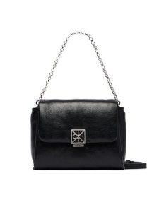 Calvin Klein Torebka Emblem Hw Padded Crossbody LV04F3620G Czarny. Czarne torebki klasyczne Calvin Klein, bez wzorów, ze skóry, bez dodatków. Za 489,99 zł.