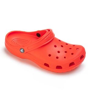 Klapki chodaki sportowe unisex Crocs CLASSIC. Czerwone klapki Crocs, bez wzorów, z materiału, bez obcasa. Za 159,00 zł.