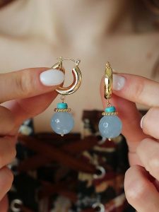 Pierres delicates Pozłacane kolczyki-kreole z akwamarynami rozmiar: onesize. Niebieskie kolczyki Pierres delicates, z akwamarynem, pozłacane. Za 43,99 zł.