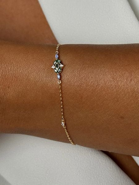 Les Petites Précieuses Pozłacana bransoletka z elementem ozdobnym rozmiar: onesize. Niebieskie bransoletki Les Petites Précieuses, z cyrkonią, pozłacane. Za 113,36 zł.