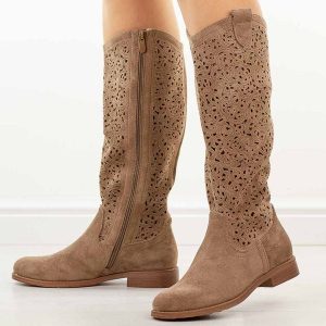 Coffee ażurowe kozaki damskie S.Barski 8023. Kozaki S.BARSKI, na jesień, w ażurowe wzory, z zamszu, bez obcasa, na obcasie, bez zapięcia. Za 269,00 zł.