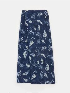 Szalik ze wzorem - granatowy. Niebieskie szaliki Sinsay, bez wzorów. Za 15,99 zł.