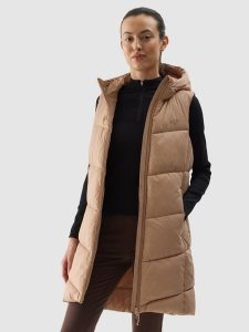 4F Długi bezrękawnik puchowy z wypełnieniem syntetycznym damski - beżowy XXL. Brązowe kamizelki 4f, xs, bez wzorów, z poliesteru, bez kołnierzyka, bez ramiączek, z kapturem. W wyprzedaży za 149,99 zł.