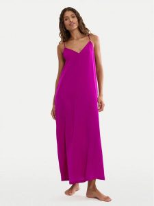 Triumph Sukienka letnia Summer Satin 10227240 Różowy Relaxed Fit. Czerwone kombinezony Triumph, na lato, bez wzorów, z syntetyku, bez kołnierzyka, bez ramiączek. Za 179,99 zł.