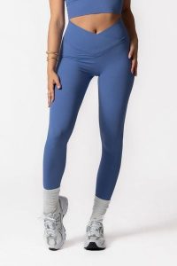 Damskie legginsy z kopertowym wysokim stanem, bez przedniego szwu – fioletowy. Fioletowe legginsy AESTHETIC WOLF, bez wzorów, z materiału, z podwyższonym stanem, długie. Za 269,99 zł.