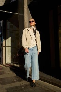 Jeansy z szerokimi nogawkami jasnoniebieskie. Niebieskie jeansy MOODO, bez wzorów, z bawełny. Za 139,99 zł.