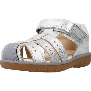 Sandały CLARKS ROAM BAY T Srebrny. Szare sandały Clarks, bez wzorów, ze skóry, bez obcasa, bez zapięcia. Za 149,99 zł.