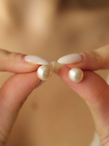 Pierres delicates Pozłacane kolczyki-wkrętki z perłami rozmiar: onesize. Pomarańczowe kolczyki Pierres delicates, z perłą, pozłacane. Za 26,99 zł.