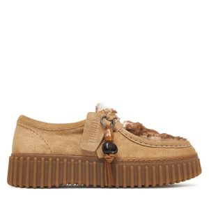 Półbuty Clarks. Brązowe półbuty Clarks, bez wzorów, bez obcasa, na płaskiej podeszwie, bez zapięcia. Za 479,99 zł.
