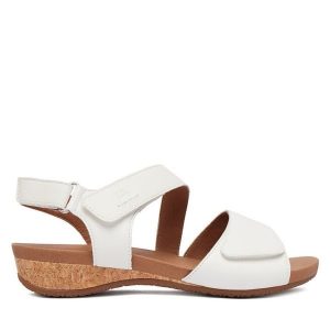 Sandały Josef Seibel. Białe sandały Josef Seibel, bez wzorów, bez obcasa, na płaskiej podeszwie, bez zapięcia. Za 409,99 zł.