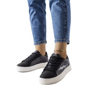 Czarne sneakersy z imitacji skóry węża Vernadeau. Czarne trampki bez wzorów, ze skóry, bez zapięcia. Za 89,18 zł.