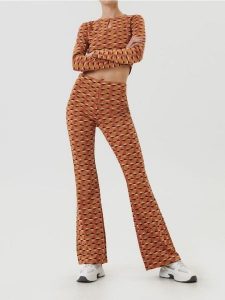 Legginsy flare ze wzorem geometrycznym - wielobarwny. Legginsy Sinsay, bez wzorów. Za 59,99 zł.