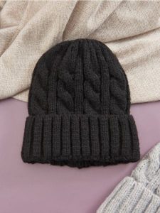 Czapka - czarny. Czarne czapki Sinsay, bez wzorów, z materiału. Za 29,99 zł.