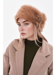 Lucky Bees Czapka w kolorze jasnobrązowym rozmiar: onesize. Brązowe czapki Lucky Bees, bez wzorów, z futra. Za 113,36 zł.
