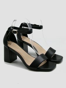 Bellucci Sandały w kolorze czarnym na obcasie rozmiar: 39. Czarne sandały Bellucci, bez wzorów, z otwartym noskiem, bez obcasa, na koturnie, bez zapięcia. Za 86,99 zł.