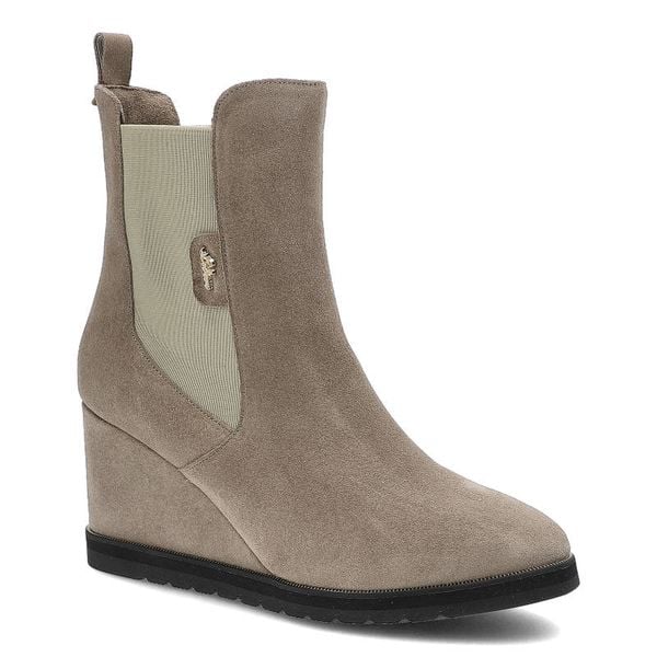 Botki damskie Libero, naturalna skóra zamszowa z elastycznymi wstawkami na płaskiej podeszwie, cappuccino, 2435-385. Brązowe botki Libero, na zimę, bez wzorów, ze skóry, bez obcasa, na koturnie, bez zapięcia. Za 299,00 zł.