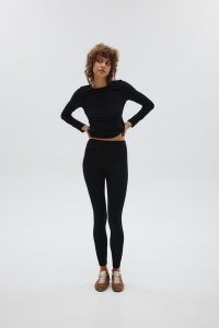 Bawełniane legginsy w kolorze TOTALLY BLACK - SHAPE. Czarne legginsy Marsala, bez wzorów, z bawełny. Za 89,90 zł.