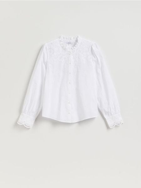 Koszula z ażurową wstawką - biały. Białe koszule Reserved, l, w ażurowe wzory, z bawełny, bez kołnierzyka, bez ramiączek. Za 139,99 zł.