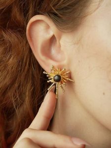 Pierres delicates Pozłacane kolczyki-wkrętki z tygrysim okiem rozmiar: onesize. Żółte kolczyki Pierres delicates, pozłacane. Za 100,28 zł.