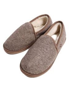 Kaiser Naturfellprodukte Kapcie wełniane w kolorze beżowym rozmiar: 40. Brązowe kapcie Kaiser Naturfellprodukte, bez wzorów, z materiału. Za 214,19 zł.