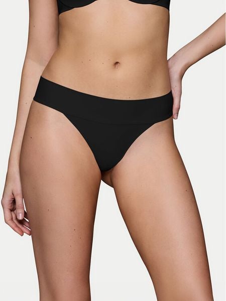 Triumph Stringi Make-Up Illusion 10218386 Czarny. Czarne stringi Triumph, bez wzorów, z syntetyku. Za 69,99 zł.