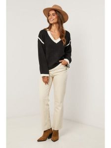 Soft Cashmere Sweter w kolorze czarnym rozmiar: 38/40. Czarne swetry oversize Soft Cashmere, bez wzorów, bez ramiączek. Za 170,07 zł.