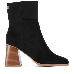 Botki Nine West. Czarne botki Nine West, bez wzorów, bez obcasa, na słupku, bez zapięcia. Za 279,99 zł.