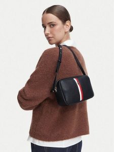 Tommy Hilfiger Torebka Th Corp Ess Camera Bag AW0AW19333 Granatowy. Niebieskie listonoszki TOMMY HILFIGER, bez wzorów, ze skóry, bez dodatków. Za 449,99 zł.